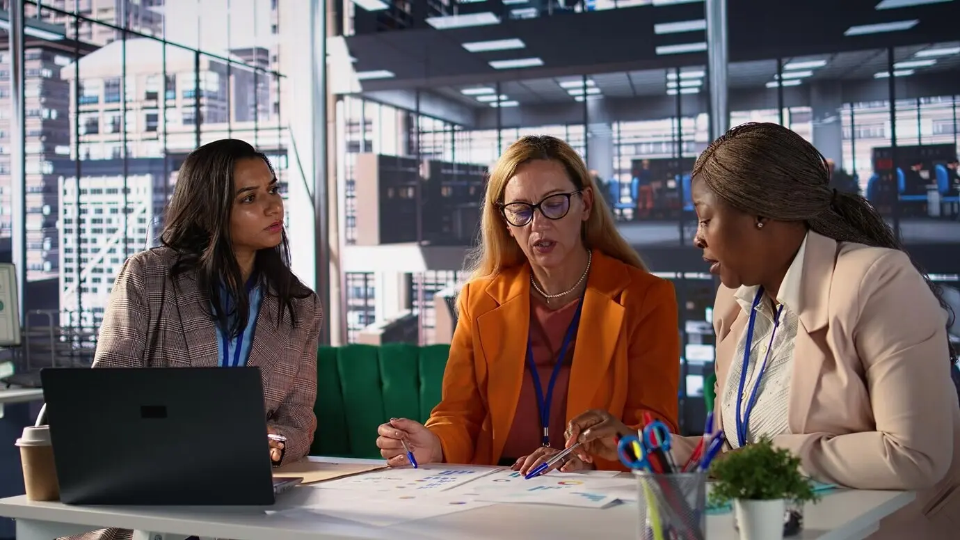 Мультиэтническая команда предпринимательниц обсуждает бизнес-стратегию.