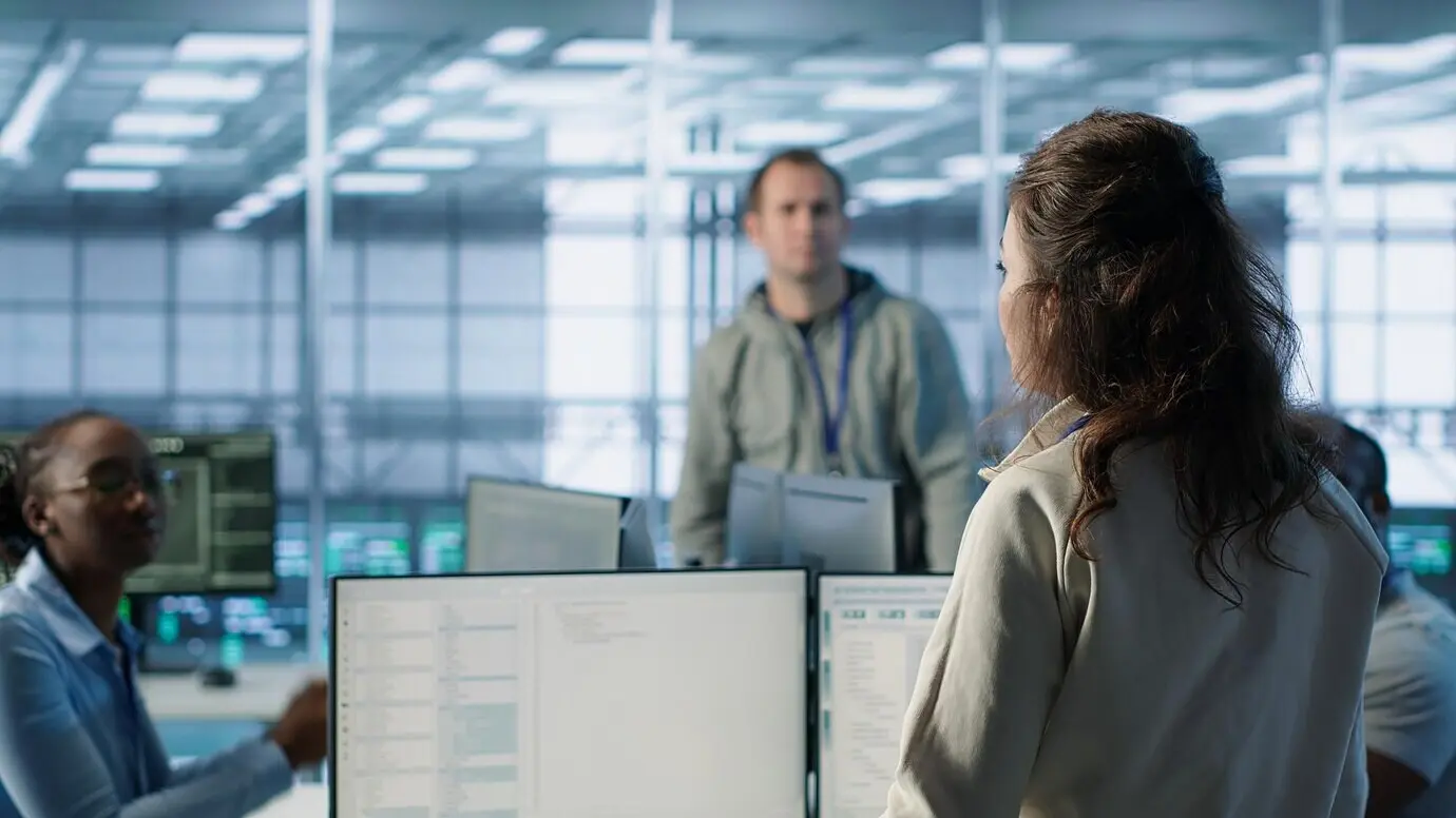 Менеджер, отвечающий за серверную, проводит импровизированное совещание с сотрудниками.