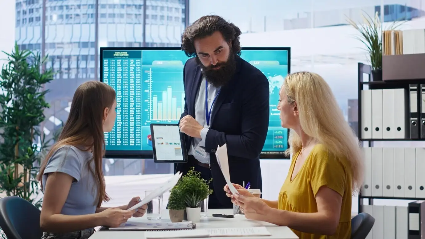 Агент беседует с родителем и девушкой из поколения Z, предлагая советы по инвестированию.